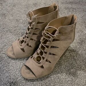 Gently used sz 7 woman’s heels